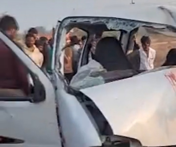 பேருந்து மீது வேன் மீது மோதிய விபத்தில் 4  பேர் உயிரிழப்பு 7 பேர் படுகாயம்