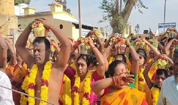 திருவப்பூர் முத்துமாரியம்மன் கோவிலில் பூச்சொரிதல் விழா கோலாகலம் திருவப்பூர் முத்துமாரியம்மன் கோவிலில் பூச்சொரிதல் விழா கோலாகலம்