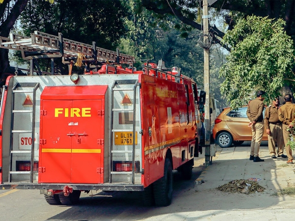 தீயை அணைக்க முயன்றபோது வெடித்து சிதறிய எரிவாயு சிலிண்டர் - போலீஸார் உட்பட 13 பேர் படுகாயம்