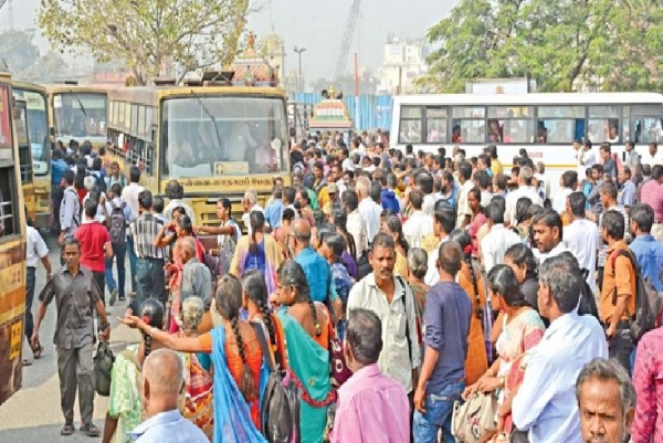 குறைவான மின்சார ரெயில்கள் இயக்கம் - மேலும் கூடுதல் பேருந்துகள் இயக்க பயணிகள் கோரிக்கை குறைவான மின்சார ரெயில்கள் இயக்கம் - மேலும் கூடுதல் பேருந்துகள் இயக்க பயணிகள் கோரிக்கை