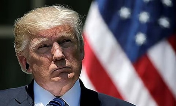 அமெரிக்க அதிபர் டிரம்ப் இல்லத்திற்குள் ஆயுதத்துடன் நுழைந்தவரை சுட்டு வீழ்த்திய பாதுகாப்புப் படையினர் அமெரிக்க அதிபர் டிரம்ப் இல்லத்திற்குள் ஆயுதத்துடன் நுழைந்தவரை சுட்டு வீழ்த்திய பாதுகாப்புப் படையினர்