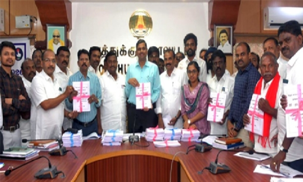 தூத்துக்குடியில் இறுதி வாக்காளர் பட்டியலை ஆட்சியர் இளம்பகவத் வெளியிட்டார்