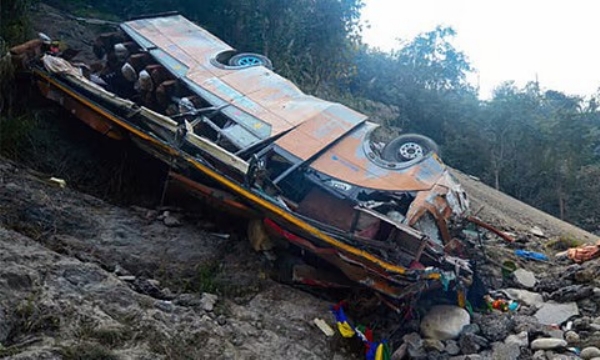 நேபாளத்தில் ஆற்றில் பேருந்து கவிழ்ந்ததில் மூன்று வெளிநாட்டினர் உட்பட 19 பேர் உயிரிழப்பு