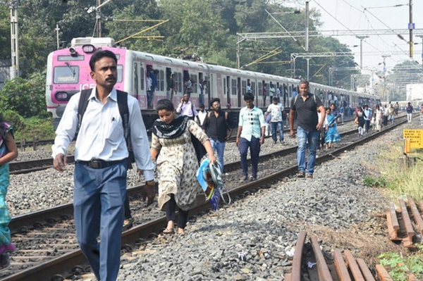சென்னையில் இன்று மேலும் 49 மின்சார ரயில்கள் ரத்து - பயணிகள் அவதி