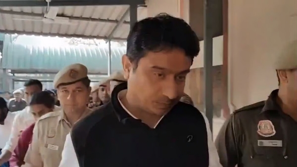 ஏஐ உச்சி மாநாட்டில் சட்டையைக் களைந்து எதிர்ப்பைத் தெரிவித்த இளைஞர் காங்கிரஸ் தலைவர் கைது