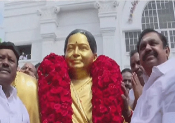 இன்று முன்னாள் முதல்வர் ஜெயலலிதா பிறந்தநாள் - எடப்பாடி பழனிச்சாமி மாலை அணிவித்து மரியாதை