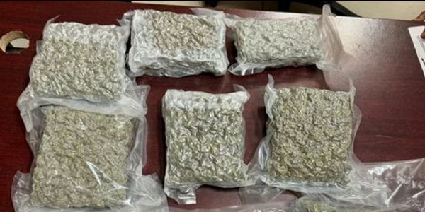 மேலூர் அருகே 10 கிலோ கஞ்சா பறிமுதல் - 3 இளைஞர்கள் கைது