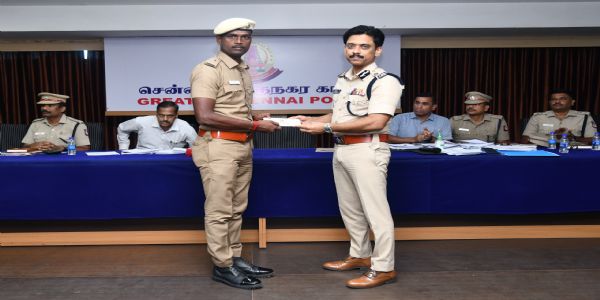 சிறப்பாக பணிபுரிந்த 8 காவல் ஆளிநர்கள் மற்றும் குற்றவாளியை பிடிக்க உதவிய பொதுமக்களில் ஒருவரை நேரில் அழைத்து வெகுமதி வழங்கி பாராட்டினார்