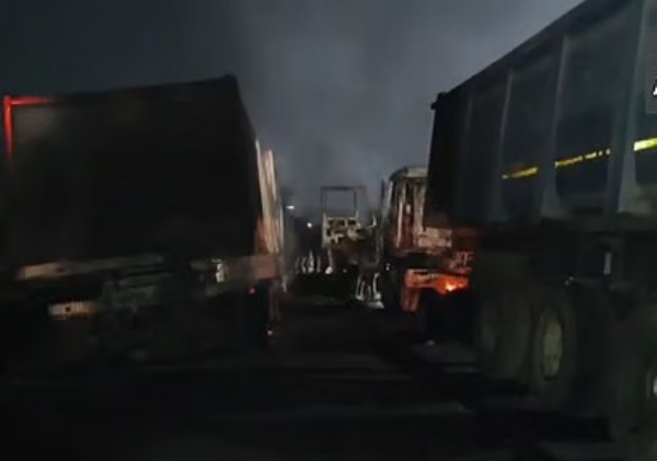 ஜார்கண்ட் மாநில சாலையில் அடுத்தடுத்து வாகனங்கள் மோதியதில் தீப்பிடித்து எரிந்த 4 பெரிய லாரிகள்