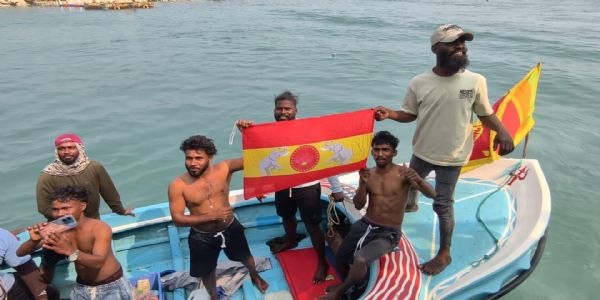 தமிழக வெற்றிக் கழகத்தின் கொடியை ஏந்தியவாறு மோட்டார் படகில் சுற்றி வந்த இலங்கை வாழ் தமிழ் இளைஞர்கள்!