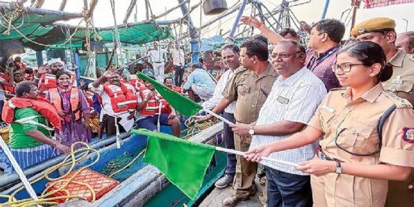 கச்சத்தீவு அந்தோணியார் கோவில் திருவிழாவை கொடியசைத்து துவக்கி வைத்தனர் -மாவட்ட வருவாய் அலுவலர் சங்கர நாராயணன் மற்றும் ராமேஸ்வரம் உதவி போலீஸ் சூப்பிரண்டு 