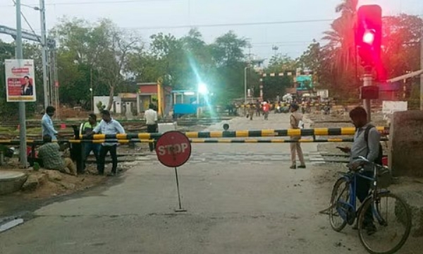 தூத்துக்குடி 1-வது ரயில்வே கேட் எதிர்பாராத விதமாக மூடப்பட்டதால் பொது மக்கள் கடும் அவதி