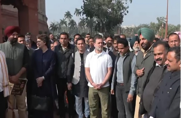 மக்களவையில் அமளியில் ஈடுபட்ட மாணிக்கம் தாகூர் உள்ளிட்ட 8 எம்பிக்கள் இடைநீக்கம் மக்களவையில் அமளியில் ஈடுபட்ட மாணிக்கம் தாகூர் உள்ளிட்ட 8 எம்பிக்கள் இடைநீக்கம்