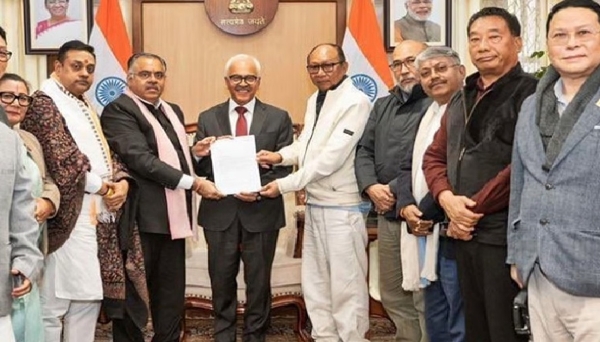 மணிப்பூரில் ஆட்சி அமைக்க கெமசந்த் சிங் உரிமை கோரினார்