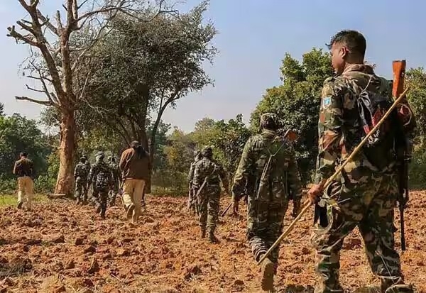 மஹாராஷ்டிரா  கட்சிரோலியில் பாதுகாப்புப் படையினர் மேற்கொண்ட துப்பாக்கிசூட்டில் மூன்று நக்சலைட்டுகள் கொல்லப்பட்டனர்