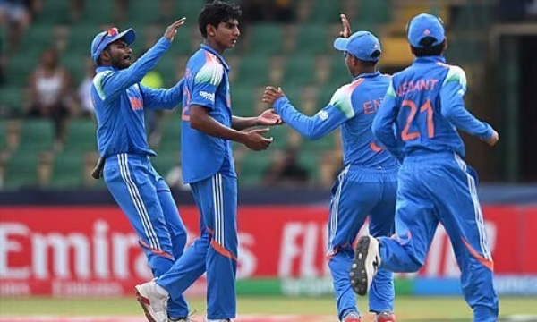 யு19 உலகக் கோப்பை - 100 ரன்கள் வித்தியாசத்தில் இங்கிலாந்து அணியை வெற்றி பெற்று சாம்பியன் பட்டம் வென்ற இந்தியா