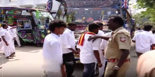 சென்னை பனையூரில் உள்ள தமிழக வெற்றி கழக தலைமை அலுவலகத்திற்கு வந்தவர்களை போலீசார் திருப்பி அனுப்பினர்