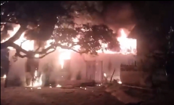 மணிப்பூரில்  தீவிரவாதிகள் வீடுகளுக்கு தீ வைத்ததால் பதற்றம்