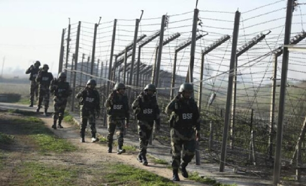 இந்திய எல்லையில் அத்துமீறிய பாகிஸ்தான் ட்ரோன்கள் - சுட்டு வீழ்த்திய  பாதுகாப்பு படையினர்