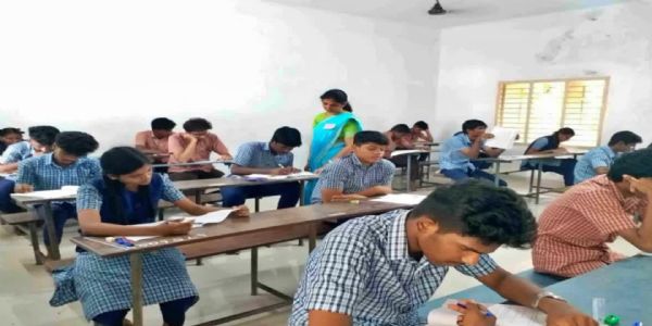 12-ம் வகுப்பு மாணவர்களுக்கு நாளை பொதுத்தேர்வு - சாதாரண கால்குலேட்டரை பயன்படுத்த அனுமதி