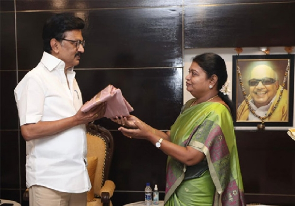 முதல்வர் ஸ்டாலின் பிறந்தநாளை முன்னிட்டு அமைச்சர்  பி.கீதா ஜீவன் நேரில் வாழ்த்து