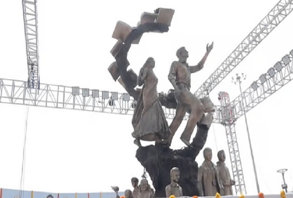 சென்னை மெரீனா கடற்கரையில் கல்விச் சிலைகளை முதல்வர் ஸ்டாலின் இன்று திறந்து வைத்தார் சென்னை மெரீனா கடற்கரையில் கல்விச் சிலைகளை முதல்வர் ஸ்டாலின் இன்று திறந்து வைத்தார்