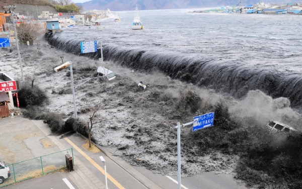 இந்தப் பேரழிவு ஜப்பானில் மார்ச் 11, 2011 அன்று நிகழ்ந்தது. நிலநடுக்கத்தைத் தொடர்ந்து ஏற்பட்ட சுனாமி 15,000க்கும் மேற்பட்டோரின் உயிரைப் பறித்தது. புகைப்படம்: இணைய ஊடகங்கள்