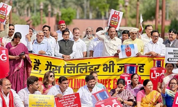 சிலிண்டர் தட்டுப்பாடு - நாடாளுமன்ற வளாகத்தில் எதிர்க்கட்சிகள் ஆர்ப்பாட்டம்