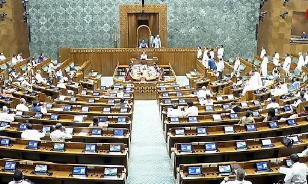 எரிபொருள் தட்டுப்பாடு குறித்து விவாதிக்கக் கோரி மக்களவையில் எதிர்க்கட்சி எம்பிக்கள் அமளி எரிபொருள் தட்டுப்பாடு குறித்து விவாதிக்கக் கோரி மக்களவையில் எதிர்க்கட்சி எம்பிக்கள் அமளி