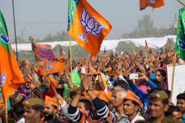 பிரதமரின் பிரம்மாண்ட பொதுக்கூட்டத்திற்காக கொல்கத்தாவில் குவியும் பாஜக ஆதரவாளர்கள்