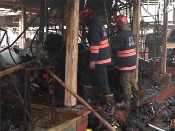 இன்று அதிகாலை டெல்லி அந்தேரியா மோத் நேச்சர் பஜாரில் ஏற்பட்ட தீ விபத்தில் 40 கடைகள் எரிந்தன இன்று அதிகாலை டெல்லி அந்தேரியா மோத் நேச்சர் பஜாரில் ஏற்பட்ட தீ விபத்தில் 40 கடைகள் எரிந்தன