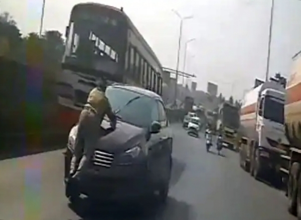 காரை பின்தொடர்ந்த போலீசார்