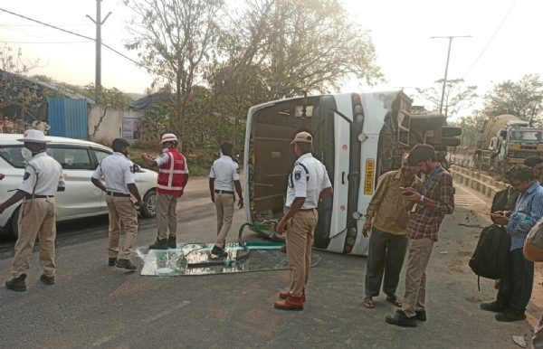 தெலங்கானாவில் தனியார் பேருந்து கவிழ்ந்து ஒருவர் காயம்