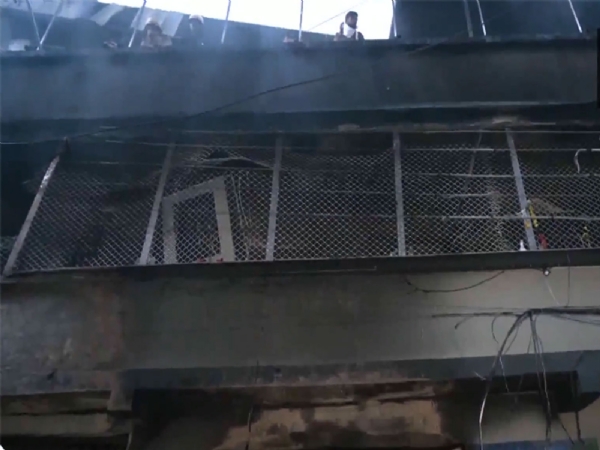 இந்தூர் குடியிருப்பில் தீ விபத்து - 7 பேர் பலி