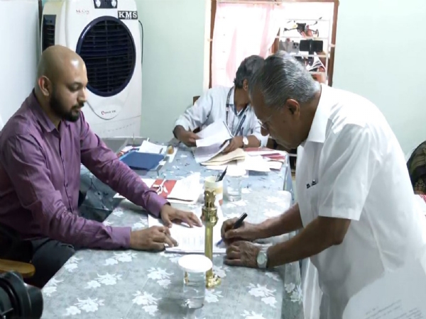 கேரளத் தேர்தல்கள் - தர்மடம் தொகுதியில் முதலமைச்சர் பினராயி விஜயன் வேட்புமனு தாக்கல்