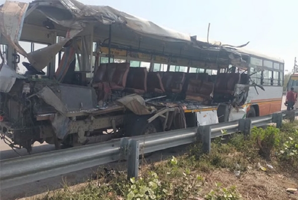 லக்னோவில் அரசு பேருந்து லாரி மீது மோதிய விபத்தில் 3 பேர் உயிரிழப்பு 28 பேர் படுகாயம்