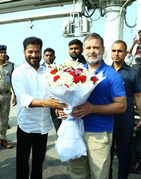மாவட்ட காங்கிரஸ் தலைவர்களை சந்திக்க வந்த ராகுல் காந்தியை விமான நிலையத்தில் வரவேற்ற தெலுங்கானா முதல்வர் ரேவந்த் ரெட்டி