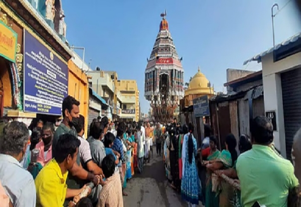 மாசிமக பிரமோற்சவத்தை முன்னிட்டு சக்கரபாணி சுவாமி கோயிலில் தேரோட்டம்