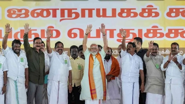 ஹி.ச சென்னை   எடப்பாடி பழனிச்சாமியைத் தொடர்ந்து, டிடிவி தினகரன்,நயினார் நாகேந்திரன், அன்புமணி உள்ளிட்ட  தேசிய ஜனநாயகக் கூட்டணி தலைவர்கள் இன்று திடீர் டெல்லி பயணம்   தமிழகத்தில் அதிமுக தலைமையிலான தேசிய ஜனநாயகக் கூட்டணியில் தொகுதிப் பங்கீட்டு ஏற்பாடுகளை இறுதி செய்வதற்காக, அதிமுக பொதுச்செயலாளர் எடப்பாடி பழனிசாமியை தொடர்ந்து  டிடிவி தினகரன் மற்றும் நயினார் நாகேந்திரன், அன்புமணி ராமதாஸ்  ஆகியோர் இன்று  டெல்லிக்குச் செல்கின்றனர்.   தமிழக சட்டமன்றத் தேர்தல்கள் ஏப்ரல் 23-ஆம் தேதி நடைபெற உள்ளன. இதற்கான தேர்தல் பிரச்சாரங்கள் தற்போது முழுவீச்சில் நடைபெற்று வருகின்றன.  திமுக கூட்டணி, அதிமுக தலைமையிலான என்டிஏ கூட்டணி, நடிகர் விஜயின் தமிழக வெற்றிக் கழகம் (TVK) மற்றும் நாம் தமிழர் கட்சி ஆகியவற்றுக்கு இடையே ஒரு நான்கு முனைப் போட்டி உருவாகியுள்ளது.   இந்த நிலையில் திமுக தொடர்ந்து இரண்டாவது முறையாக வெற்றி பெற்று ஒரு வரலாற்றுச் சாதனையைப் படைக்குமா? அதிமுக தான் இழந்த ஆட்சியை மீண்டும் கைப்பற்றுமா? தேர்தல் களத்தில் புதிதாக அடியெடுத்து வைத்துள்ள தமிழக வெற்றிக் கழகம், தேர்தல் முடிவுகளில் எத்தகைய தாக்கத்தை ஏற்படுத்தும்? போன்ற கேள்விகள் எழும் சூழலில், மக்களின் மனங்களை வென்று யார் ஆட்சிப் பொறுப்பை ஏற்பார்கள் என்பது குறித்து அனைவரிடையேயும் மிகுந்த எதிர்பார்ப்பு நிலவி வருகிறது.  கூட்டணிகள் குறித்த தனது நிலைப்பாட்டை தவெக தலைவர் நடிகர் விஜய் தெளிவுபடுத்துகிறார். திமுக தலைமையிலான மதச்சார்பற்ற முற்போக்குக் கூட்டணி, அதிமுக தலைமையிலான தேசிய ஜனநாயகக் கூட்டணி மற்றும் நாம் தமிழர் கட்சி ஆகியவை இத்தேர்தலில் தனித்தனியாகப் போட்டியிடுவதால், நடிகர் விஜய்யின் தமிழக வெற்றிக் கழகத்தை ஏதேனும் ஒரு ஜனநாயகக் கூட்டணியில் இணைப்பதற்காகப் பல கட்டப் பேச்சுவார்த்தைகள் நடைபெற்று வருவதாகவும் இதன் காரணமாகவே என்டிஏ கூட்டணியின் தொகுதிப் பங்கீட்டுப் பேச்சுவார்த்தைகள் இன்னும் தொடங்கப்படவில்லை என்றும் செய்திகள் வெளியாகி வந்தன.   இந்நிலையில், திங்களன்று (மார்ச் 18) மாமல்லபுரத்தில் நடைபெற்ற ஒரு இஃப்தார் நிகழ்ச்சியில் பேசிய விஜய், தமிழக வெற்றிக் கழகமே ஆட்சிப் பொறுப்பை ஏற்கும் என்றும், அது ஒருபோதும் மதச்சார்பற்ற கொள்கைகளிலிருந்து விலகாது என்றும் திட்டவட்டமாக அறிவிப்பதன் மூலம், தனது கூட்டணி குறித்த பல்வேறு ஊகங்களுக்கு முற்றுப்புள்ளி வைத்தார்.   இபிஎஸ்-இன் திடீர் டெல்லி பயணம்  கூட்டணிக்குள் நிலவும் பல்வேறு சிக்கல்களைத் தீர்க்கும் பொருட்டு நடிகர் விஜய்யின் கூட்டணி நிலைப்பாடு குறித்த அறிவிப்பு, அதிமுகவிடமிருந்து 15-க்கும் மேற்பட்ட இடங்களைப் பெற பாஜக வலியுறுத்தி வருவது, மற்றும் தொகுதிப் பங்கீடு தொடர்பாக தமிழக பாஜக தொடர்ந்து அழுத்தம் கொடுத்து வருவது உள்ளிட்ட விவகாரங்களைச் சமாளிக்க அதிமுக பொதுச்செயலாளர் எடப்பாடி பழனிசாமி நேற்று காலை (மார்ச் 19) திடீரென டெல்லிக்குப் புறப்பட்டுச் சென்றார்.   இப்பிரச்சினைகள் குறித்து மத்திய உள்துறை அமைச்சர் அமித் ஷாவை நேரில் சந்தித்துப் பேசினார். தமிழக பாஜக கோரியுள்ள தொகுதிகள் குறித்தும், அ.ம.மு.க (AMMK) மற்றும் பா.ம.க (PMK) ஆகிய கட்சிகளுக்கான மாற்றுத் தொகுதிப் பங்கீட்டு ஏற்பாடுகள் குறித்தும் இச்சந்திப்பில் விரிவான ஆலோசனைகள் நடைபெறும் என எதிர்பார்க்கப்படுகிறது.  டிடிவி தினகரனின் அவசர டெல்லி பயணம்  அதிமுகவும் அ.ம.மு.க-வும் வெற்றி வாய்ப்புள்ள வலுவான தொகுதிகளில் சமபங்கு கோரி வருவதால், அதிமுகவுக்கு மேலும் சிக்கல்கள் ஏற்பட்டுள்ளன. தேசிய ஜனநாயகக் கூட்டணியில் (NDA) அ.ம.மு.க-வுக்கு 10 தொகுதிகளை ஒதுக்கீடு செய்ய எடப்பாடி பழனிசாமி முடிவு செய்துள்ளதாகத் தகவல்கள் தெரிவிக்கின்றன. இருப்பினும், அ.ம.மு.க தனக்குச் செல்வாக்கு மிகுந்த தொகுதிகளையே குறிப்பாகக் கோரி வருவதால், தொகுதிப் பங்கீட்டு ஒப்பந்தத்தை இறுதி செய்யும் நோக்கில், டிடிவி தினகரன் இன்று காலை (மார்ச் 20) டெல்லிக்குப் புறப்பட்டுச் சென்று மத்திய உள்துறை அமைச்சர் அமித் ஷாவைச் சந்திக்கவுள்ளார்.  நயினார் நாகேந்திரனின் டெல்லி பயணம்  அதிமுக கூட்டணியில் தொகுதிப் பங்கீடு தொடர்பான அதிகாரப்பூர்வப் பேச்சுவார்த்தைகள் இன்னும் முறையாகத் தொடங்கப்படவில்லை. அதிமுக, பாஜக மற்றும் அ.ம.மு.க ஆகிய கட்சிகளுக்கு இடையிலான தொகுதிப் பங்கீட்டுச் சிக்கல்களைத் தீர்க்கும் பொருட்டு, எடப்பாடி பழனிசாமியும் டிடிவி தினகரனும் அடுத்தடுத்து டெல்லிக்குப் பயணம் மேற்கொண்டுள்ள நிலையில், தமிழக பாஜக தலைவர் நயினார் நாகேந்திரனும் இன்று காலை (மார்ச் 20) டெல்லிக்குப் புறப்பட்டுச் செல்கிறார்.  23-ஆம் தேதிக்குள் தொகுதிப் பங்கீடு இறுதி செய்யப்படும்  இபிஎஸ், டிடிவி தினகரன் மற்றும் நயினார் நாகேந்திரன் ஆகிய மூன்று முக்கியத் தலைவர்களும் மத்திய உள்துறை அமைச்சர் அமித் ஷாவைச் சந்தித்துப் பேச்சுவார்த்தை நடத்திய பிறகு, தேசிய ஜனநாயகக் கூட்டணியின் தொகுதிப் பங்கீட்டுப் பேச்சுவார்த்தைகள் நிறைவுபெறும் என எதிர்பார்க்கப்படுகிறது.   அதைத் தொடர்ந்து இன்னும் சில நாட்களில் தமிழகத்திற்கு வருகை தரவுள்ள, தமிழக பாஜக தேர்தல் பொறுப்பாளர் பியூஷ் கோயல் முன்னிலையில்—அதிமுக மற்றும் பாஜக ஆகிய கட்சிகளுக்கு இடையிலான தொகுதிப் பங்கீட்டு ஒப்பந்தம் கையெழுத்திடப்படும்.   இதனைத் தொடர்ந்து, கூட்டணியில் உள்ள பாமக மற்றும் பிற கட்சிகளுடனான தொகுதிப் பங்கீட்டு ஒப்பந்தங்கள் 23-ஆம் தேதிக்குள் இறுதி செய்யப்படும்; அதிமுக பொதுச்செயலாளர் எடப்பாடி பழனிசாமி, 24-ஆம் தேதி முதல் தீவிர தேர்தல் பிரச்சாரத்தைத் தொடங்கத் திட்டமிட்டுள்ளார்.