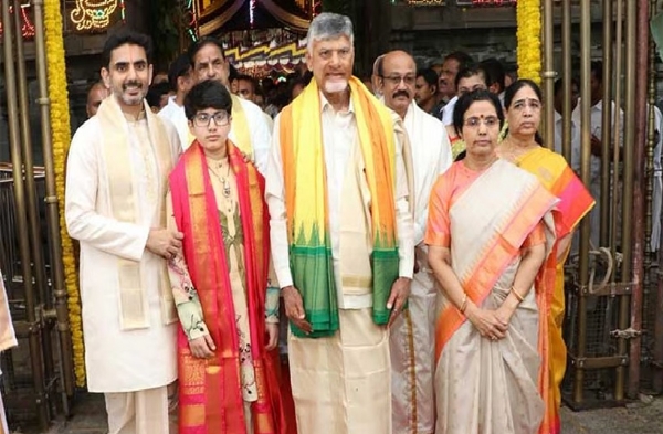 Chandrababu Naidu offers prayers at Tirupati Chandrababu Naidu offers prayers at Tirupati