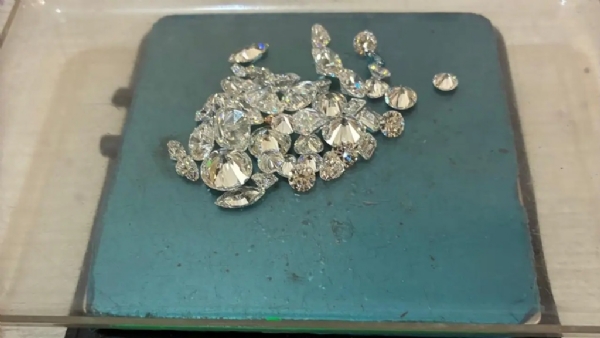 தேர்தல் பறக்கும்படை சோதனையில் மாதாவரம் பகுதியில் 40 வைரக் கற்கள் பறிமுதல்