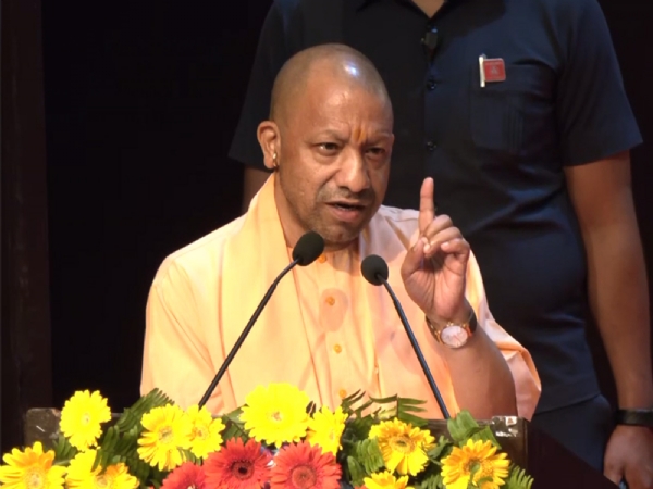 உத்தரப்பிரதேச செவிலிய அதிகாரிகளுக்கு நியமனக் கடிதங்கள் வழங்கிய முதல்வர் யோகி ஆதித்யநாத்