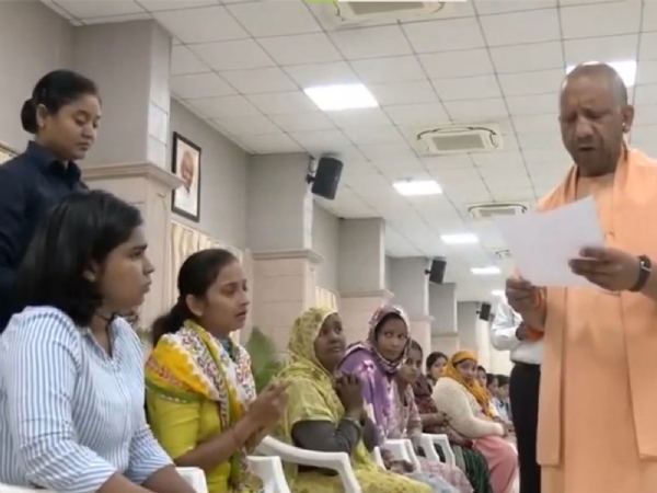 லக்னோவில் இன்று ‘ஜனதா தர்ஷன்’ நிகழ்ச்சி - பொதுமக்களின் குறைகளை நேரில் கேட்டறிந்த முதல்வர் யோகி ஆதித்யநாத்