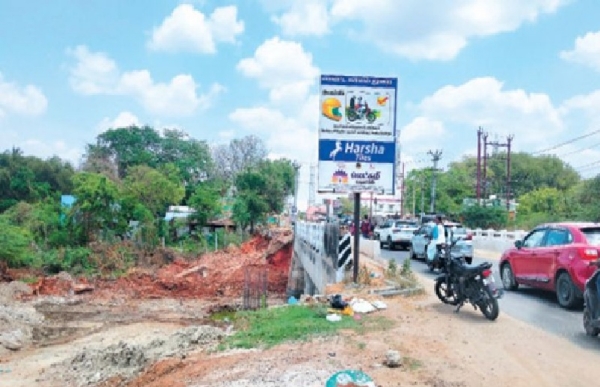 மதுரை - தொண்டி சாலையில்  ரூ.4.70 கோடியில் பாலம் விரிவாக்க பணிகள் தீவிரம்