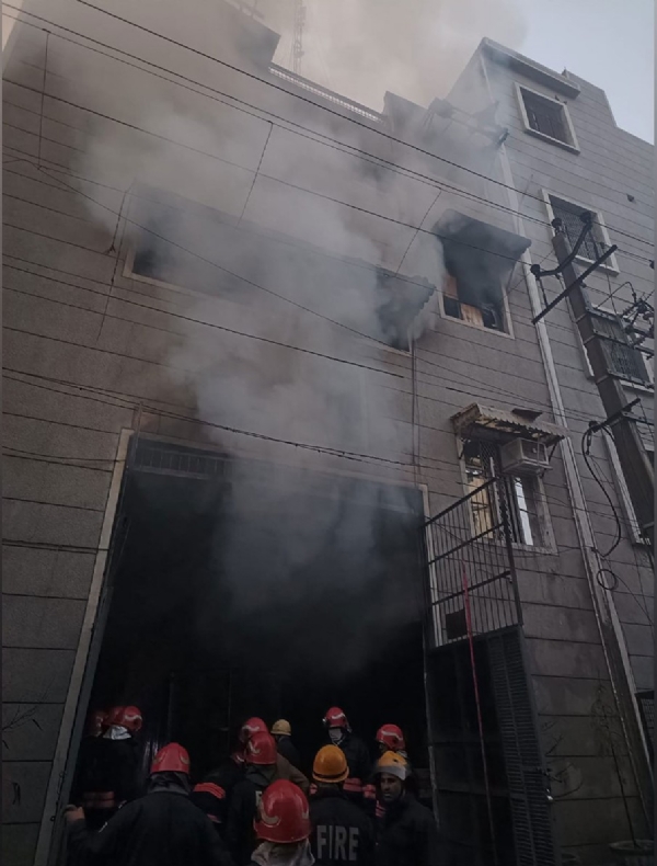 டெல்லி பவானா தொழிற்பேட்டையில் உள்ள தொழிற்சாலையில் தீ விபத்து - 17 தீயணைப்பு வாகனங்கள் போராட்டம்