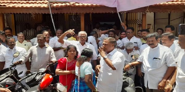 முன்னாள் முதல்வர் நாராயணசாமி ஆதரவாளர்கள் மீண்டும் போராட்டம்