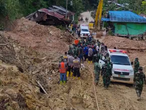 நிலச்சரிவில் சிக்கிய 200 சுற்றுலா பயணிகள் - மீட்பு பணிகள் தீவிரம்