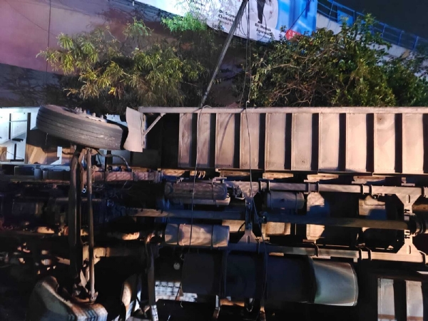 டெல்லி ஜண்டேவாலன் கோவிலருகே பேருந்து கவிழ்ந்து 2 பேர் பலி, பலர் காயம்