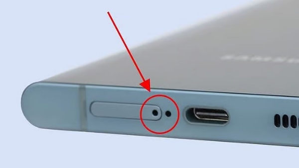 ஸ்மார்ட்போனில் இருக்கும் சிறிய துளையின் ரகசியம்