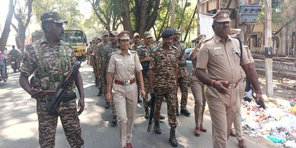 சட்டமன்ற தேர்தலை முன்னிட்டு உசிலம்பட்டியில் மத்திய பாதுகாப்பு படை வீரர்கள் மற்றும் காவல்துறையினரின் அணிவகுப்பு பேரணி